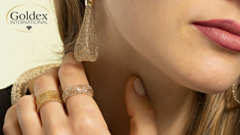 modella con orecchini, anello e collana goldex international