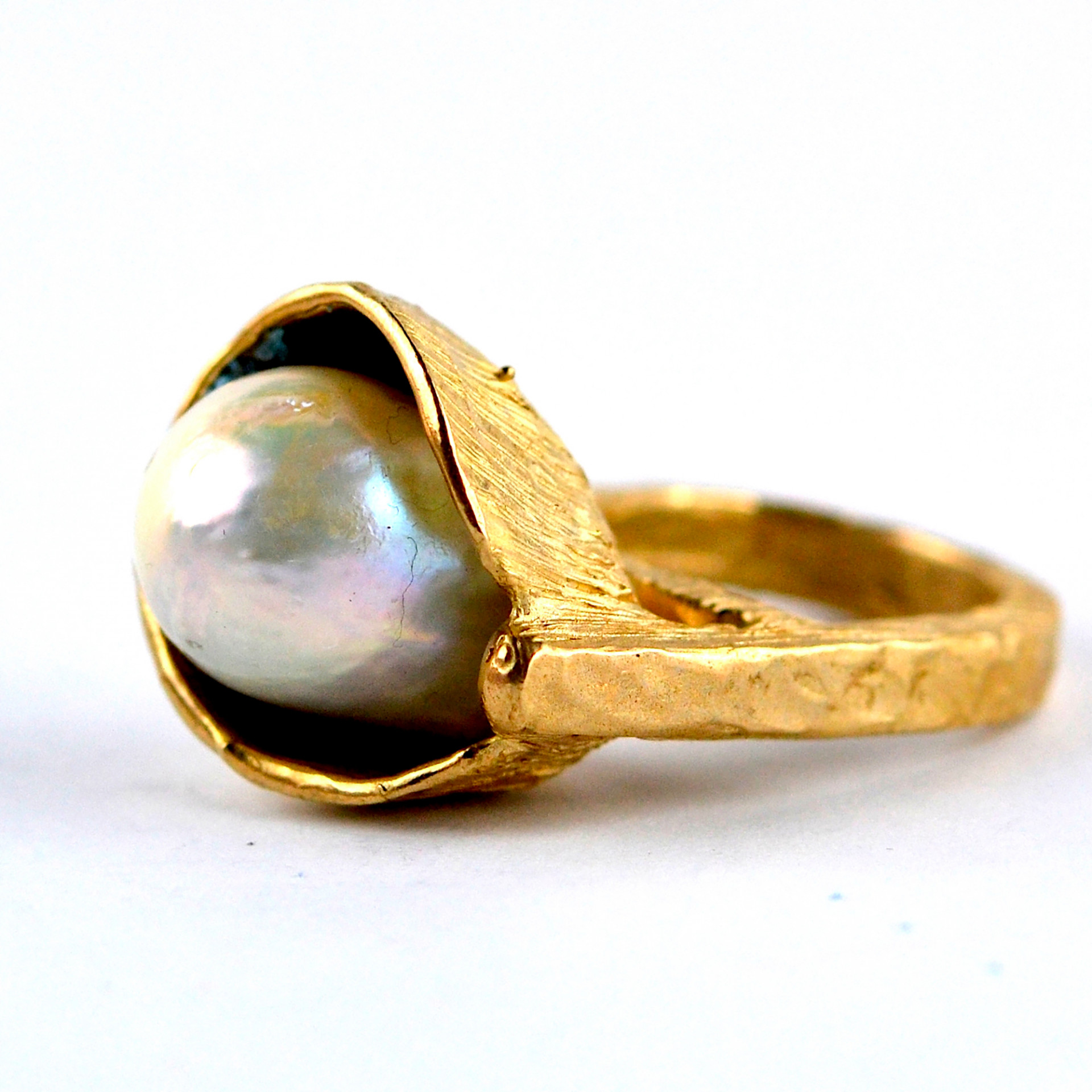 gold ring with precious pearl