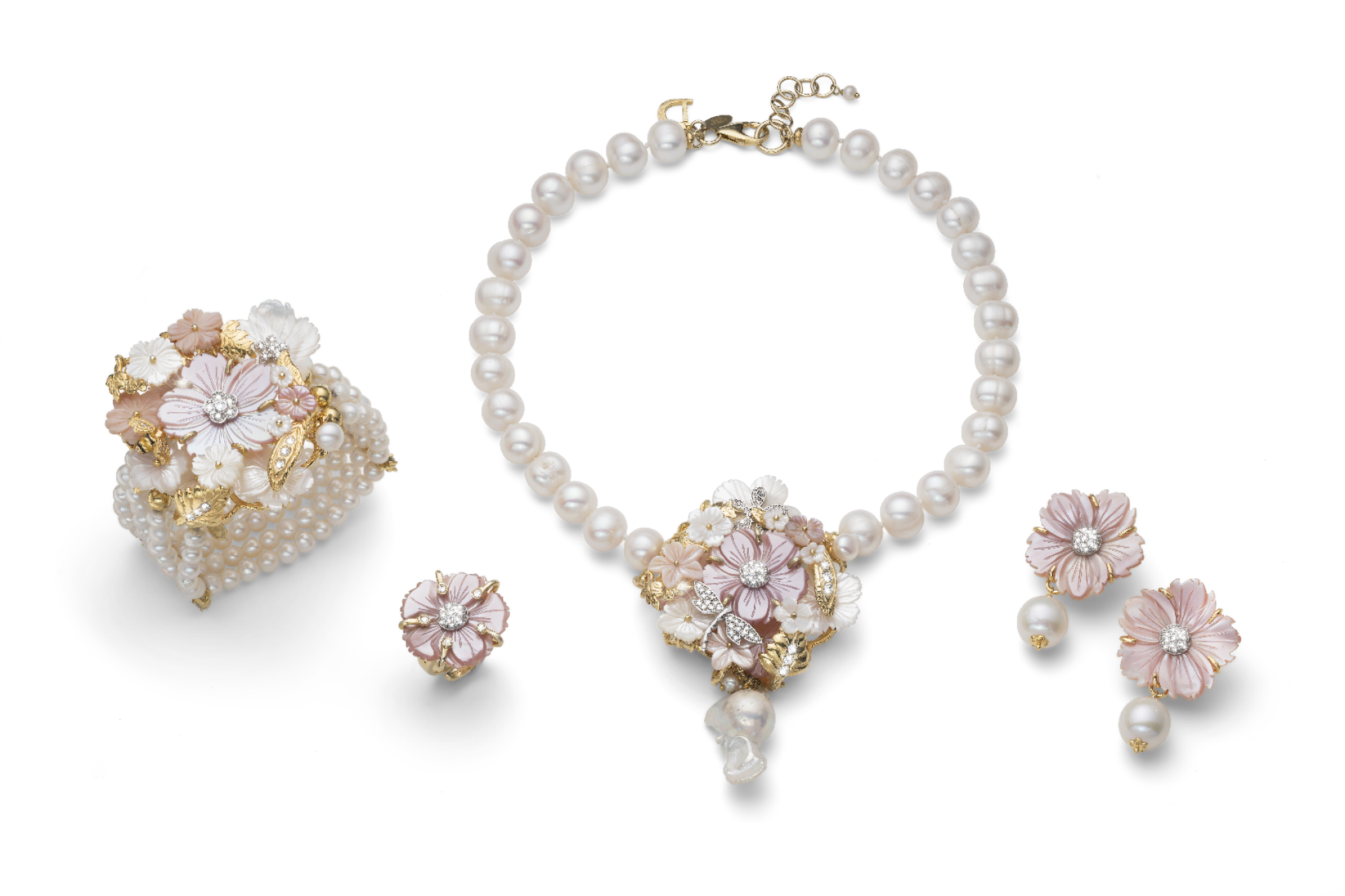 set of jewels with white pearls, pink flowers, precious stones and golden details