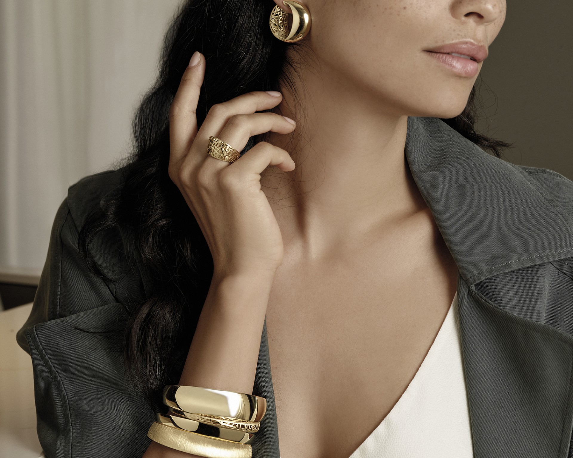model with set of necklace, bracelet and rings